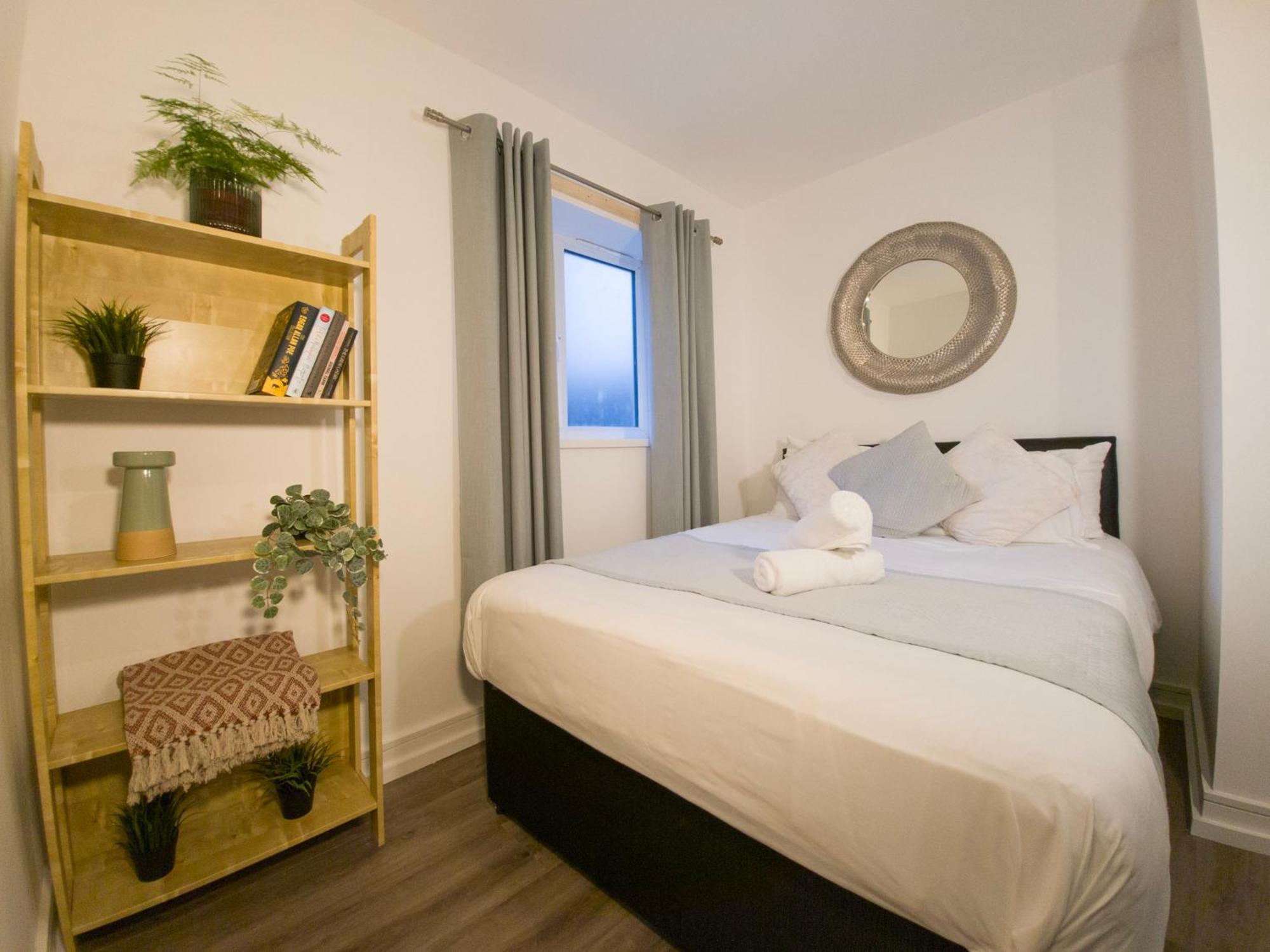 Plenty Of Parking Available; 3 Bedroom Apartment By Property Promise كارديف المظهر الخارجي الصورة