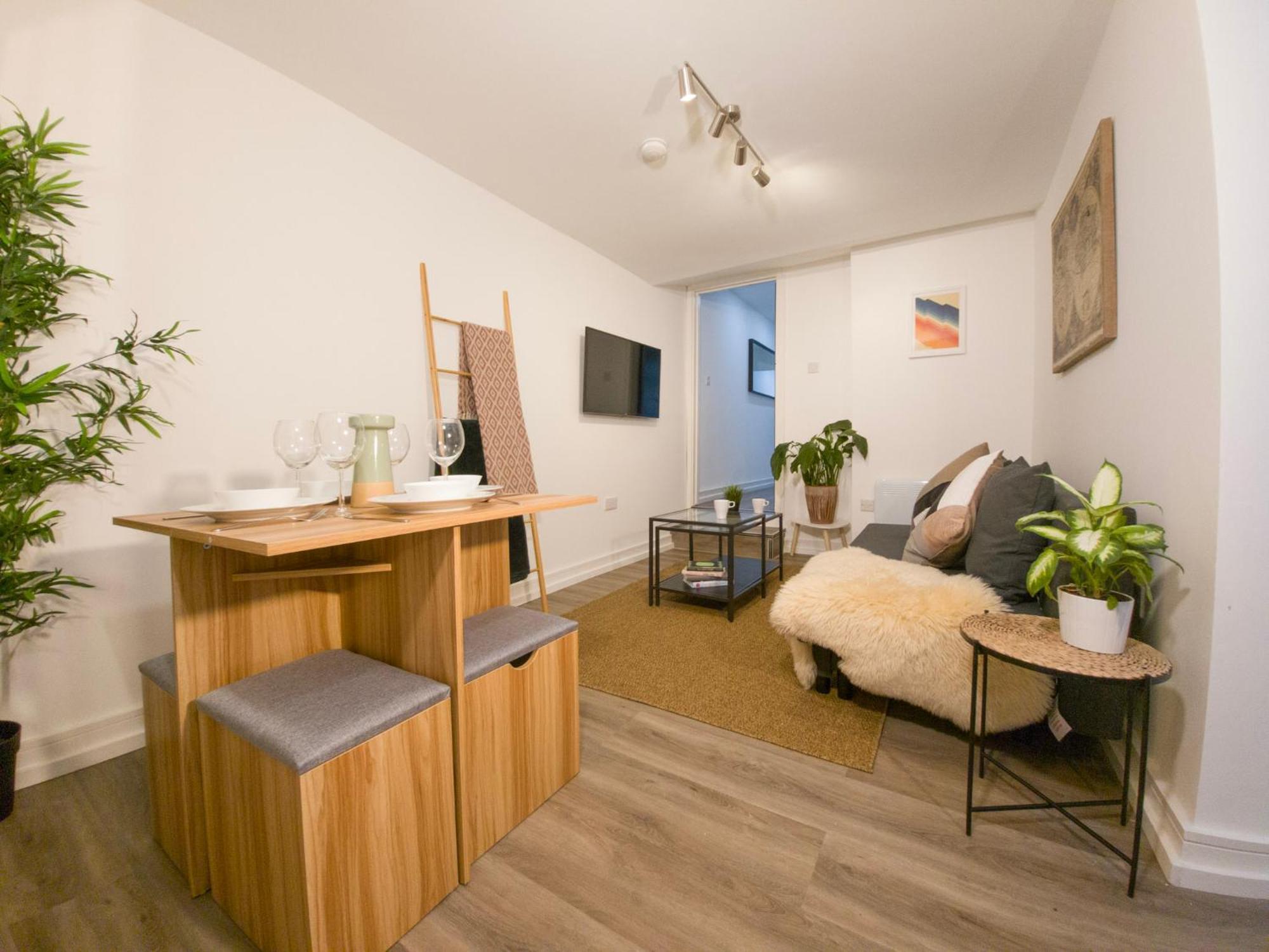 Plenty Of Parking Available; 3 Bedroom Apartment By Property Promise كارديف المظهر الخارجي الصورة